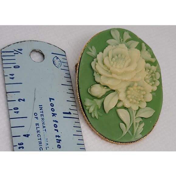 Vintage Acrylic Cameo Brooch Pin Ivory Floral Boquet On Green In Gold Frame Rare - Picture 6 of 6